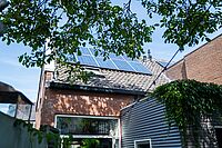 Een dak met zonnepanelen