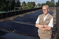 André van Hout voor de zonnepanelen van zijn VvE complex