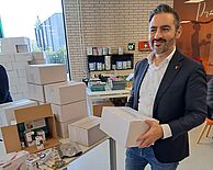 Wethouder Yusuf Çelik deelt energiebesparende producten uit